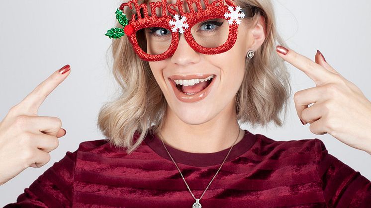 Agnes Hedengård är ansiktet utåt för Ur&Penns Julkampanj