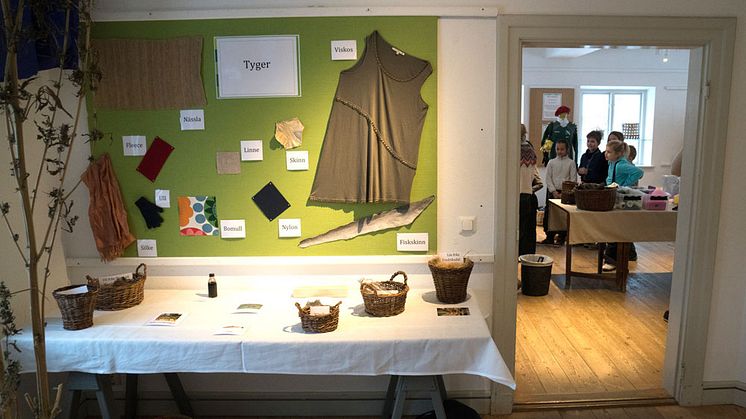 På utställningen Nytt stuk med återbruk är barn välkomna att göra om kläder i verkstaden. Öppet  onsdagarna 24/1 och 31/1 klockan 14-16 och helgen den 27-28/1 klockan 10-16. 