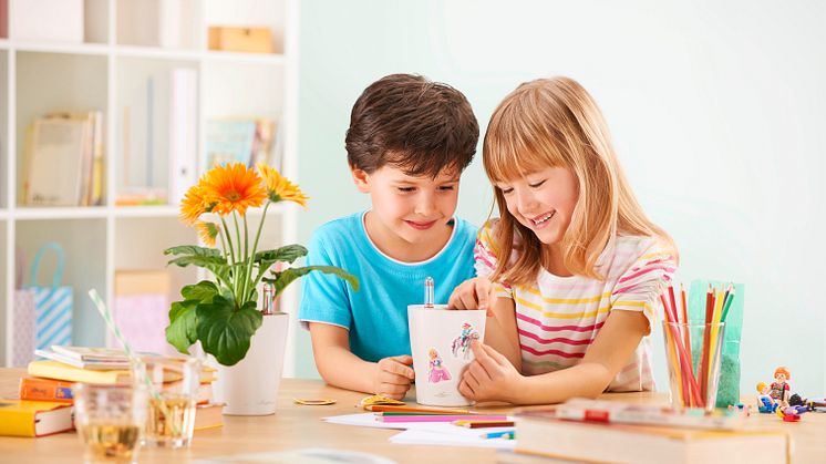 Das MINI-DELTINI Kinder-Set macht gleich doppelt Spaß: Kinder können als Hobbygärtner ihr Können unter Beweis stellen und zusätzlich das eigene Pflanzgefäß kreativ mit bunten Aufklebern gestalten.