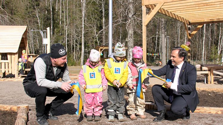 Henrik Lander, ordförande i teknik- och fastighetsnämnden och Niklas Wikström, ordförande i barn- och ungdomsnämnden invigde tillsammans med barnen den nya byggnaden vid Björkdungens förskola i Väse.