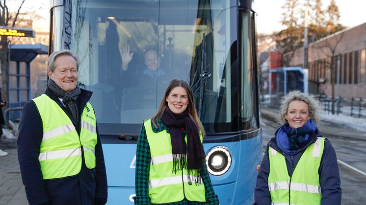 MERKEDAG: – ­Vi har nådd enda en milepæl for nye trikker, sier sporveissjef Cato Hellesjø, byråd Sirin Hellvin Stav og administrerende direktør, Birte Sjule. Trikkefører Erik Asbjørnsen klar til avgang. Foto: Trygve Indrelid NTB/kommunikasjon