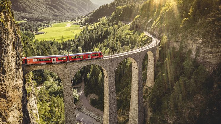 Zug der RhB auf dem Landwasserviadukt in Graubuenden ©Schweiz Tourismus_Rob Lewis