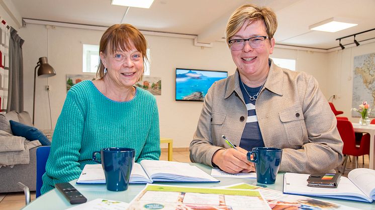 Eva Granvik (t.v) och Anna Helkama-Rågård går igenom programmet för temadagen så att allt är klappat och klart.