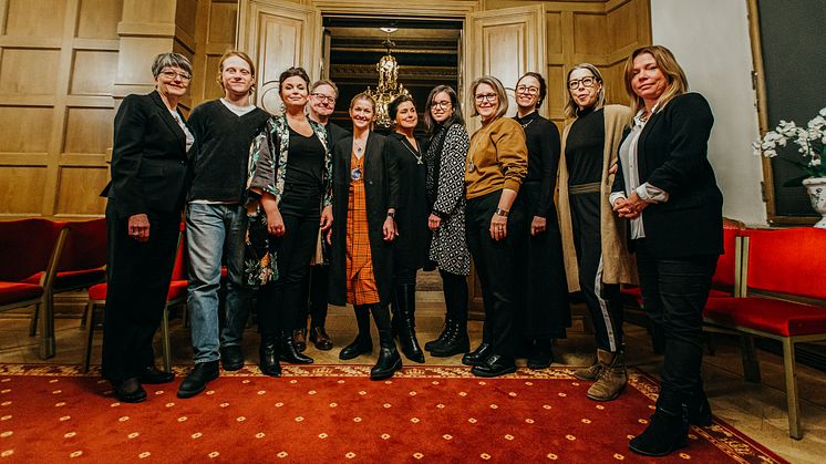 Fr.v. Barbro Renkel, Tobias Sedlacek, Annakarin Nyberg, Simon Nordberg, Pia Johansson, Anna Wikholm, Moa Gahlin, Karin Björk, Cecilia Sandström, Maria Östensson och Marlene Johansson. FOTO: Oskar Sandström