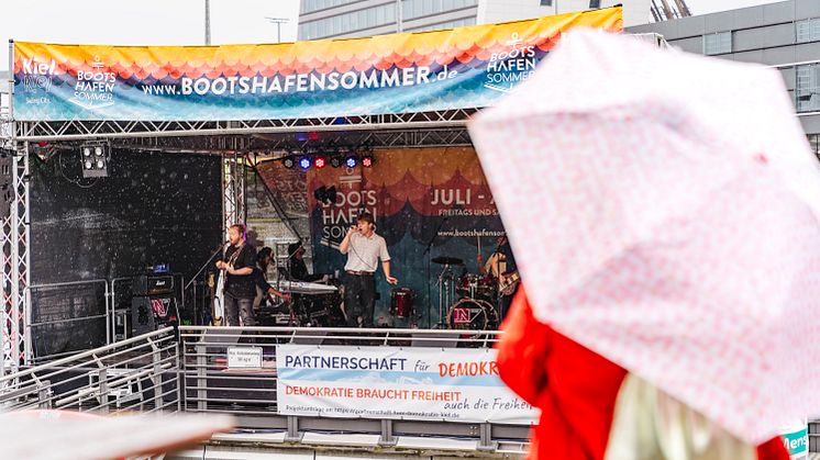 Die Band Baltique auf der Bühne am ersten Wochenende des Bootshafensommers 2023