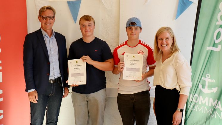 Isac Bennison och Filip Lindfors får diplom av Robert Wenglén, kommunstyrelsens ordförande i Lomma och Annsofie Thuresson, kommunstyrelsens ordförande i Kävlinge.