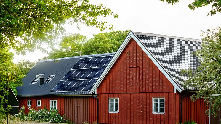 Solceller på ladugård i Sverige