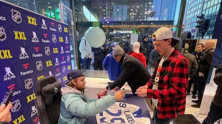 Svenska NHL-stjärnan William Nylander besöker XXL på Hamngatan i Stockholm 