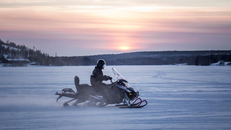 De nye snøskuterne skal lades med strøm produsert av solceller og vindkraft. Her fra testkjøring i Finland. FOTO: AURORA POWERTRAINS