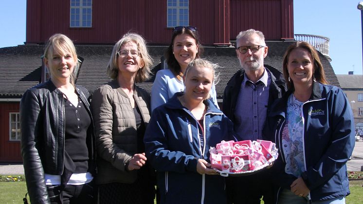 Arrangörerna är redo för Kärleksfulla Lidköping den 13 maj. AnnaKarin Lagerlöf, Kristina Hedlund, Lizette Laruell, Thomas Karlsson & Elin Axelsson. I mitten ses Jenny Fredriksson med alla de paket som ska gömmas i skattjakten.