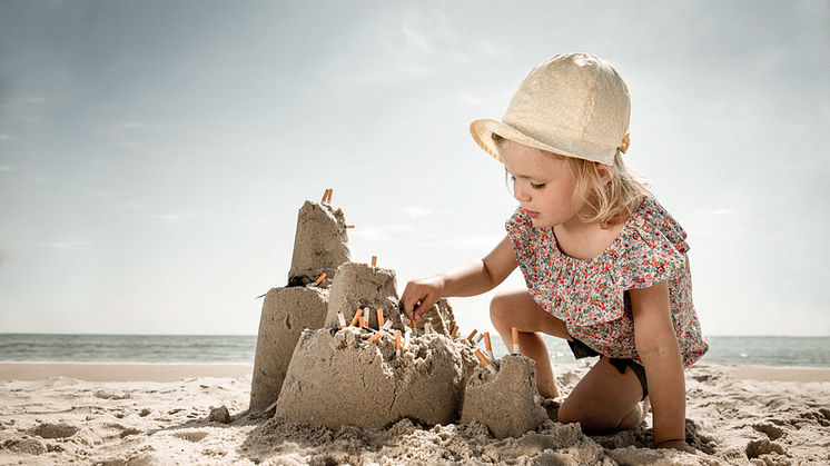 En fimp i sanden påverkar väl inte dig? En av bilderna i fotoutställningen som visats på Barsebäcksstrand under sommaren. Foto: SYSAV