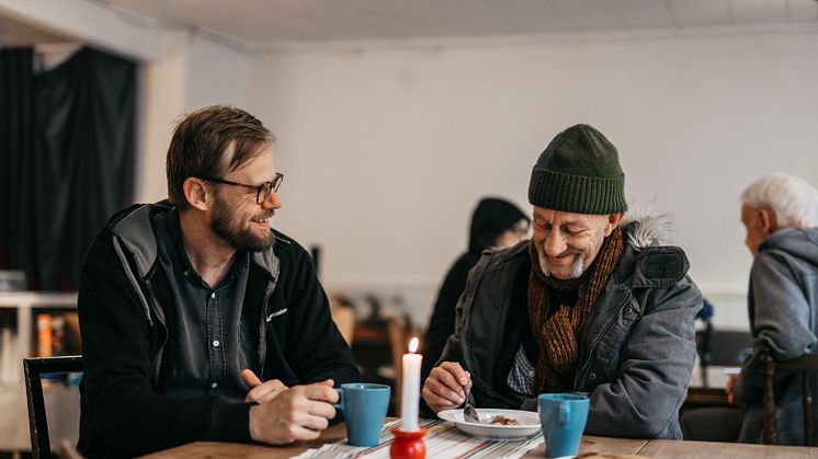 På Räddningsmissionens frukostcafé får människor som befinner sig i utsatta situationer komma för att äta, duscha och få någon att prata med.