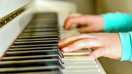 Barn som spelar piano. Foto: pixabay.com
