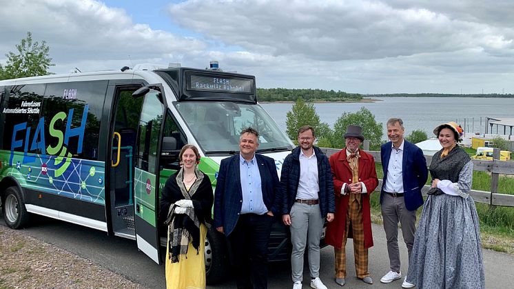 Premierenfahrt mit FLASH zum Biedermeierstrand: Kai Emanuel, Steffen Schwalbe, Rayk Bergner und kostümierte Mitglieder des Haynaer Strandvereins - Foto: LRA/Thomas Seidler