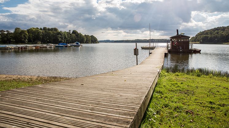 Enligt EU:s vattendirektiv måste alla vattendrag nå god status senast 2027. Därför har Sjöbo kommun, efter beslut i samhällsbyggnadsnämnden, gått med i projektet Österlens sköna vattendrag.