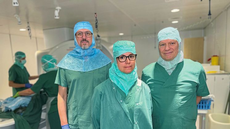 Överläkare Hjalmar Bjartmarz, specialistläkare Irena Grubor och överläkare Peter Siesjö är ledande i arbetet med den nya metoden för att behandla svåråtkomliga hjärntumörer med laserkirurgi inne i en magnetkamera.