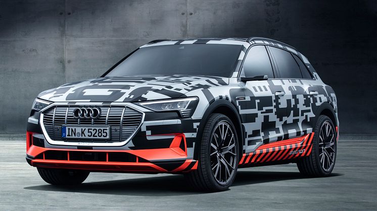 Audi e-tron prototype visades på bilsalongen i Geneve och ger en första aning om den kommande elbilen