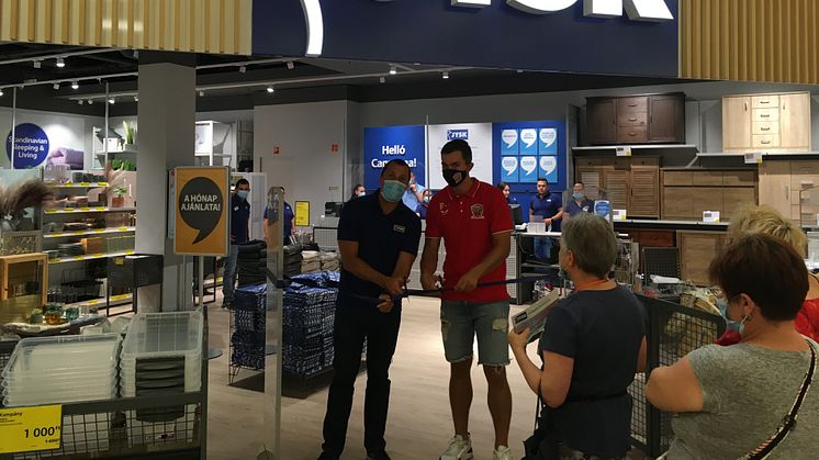 Szűcs Tamás Retail Manager JYSK (balról) és Rasmus Lauge Schmidt dán világbajnok kézilabdázó (jobbról)