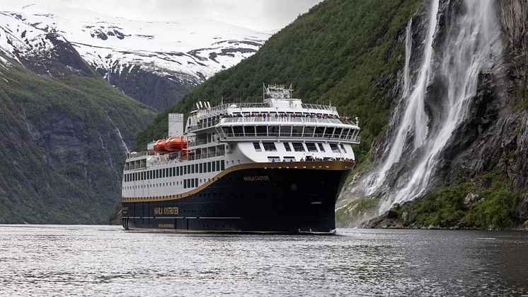 Geirangerfjorden 2. juni 2022: Havila Castor seiler utslippsfritt i Geirangerfjorden.  