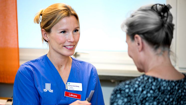 Vid screening för förmaksflimmer läggs tummarna mot en handhållen EKG-apparat, som mäter hjärtats aktivitet. Foto: Sjukhusfotograferna Danderyds Sjukhus