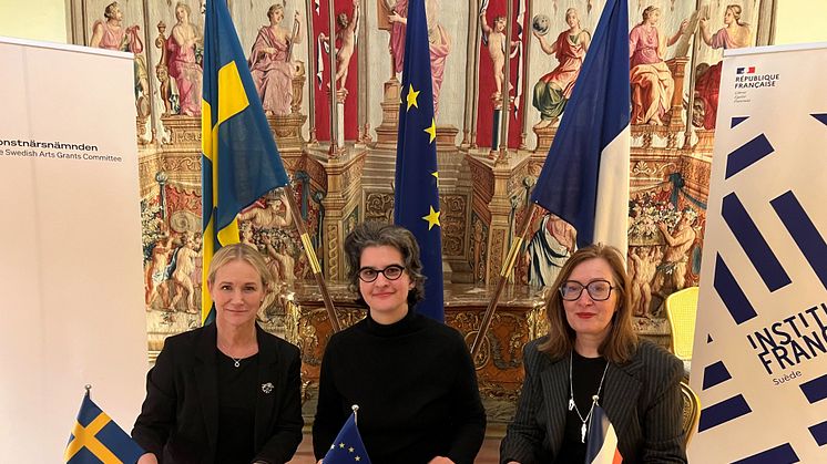 Avsiktsförklaringen undertecknas av Konstnärsnämndens direktör Mika Romanus, Katerina Doytchinov, chef för Institut Francais de Suède och Sara Arrhenius, chef för Svenska institutet Paris.