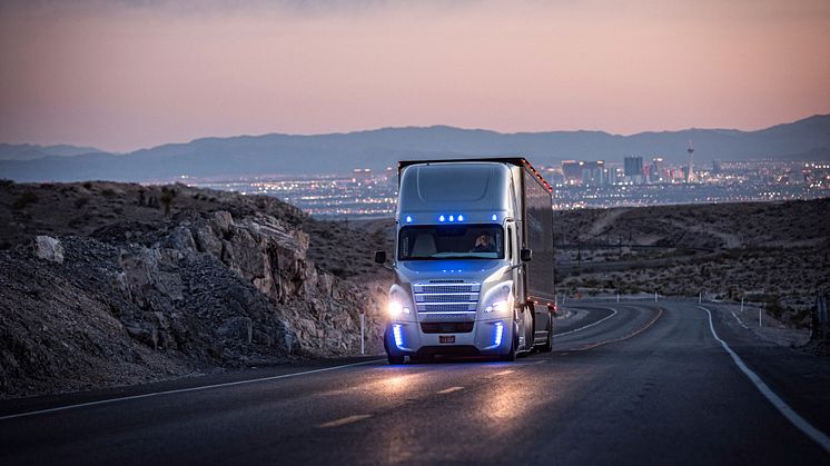 De lastbiler, der nu er i drift i Nevada, er modellen Freightliner Inspiration Truck. Det er i princippet en serieproduceret Freightliner trækker, som er udstyret med den nye Highway Pilot teknologi