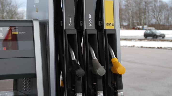 The rapid growth of biofuels in Sweden in recent years is mainly attributed to the increased use of hydrotreated vegetable oil (HVO) diesel, a renewable diesel made from different bio-based raw materials. 