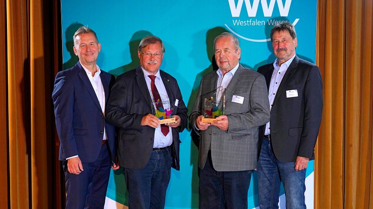 WWKULTURPREIS22 für "Löhne umsteigen". (v. l.): Jürgen Noch, WW, Egon Schewe, stellv. Bürgermeister Löhne, Günter Willig, „Löhne umsteigen“, und Laudator Bertram Schulte.