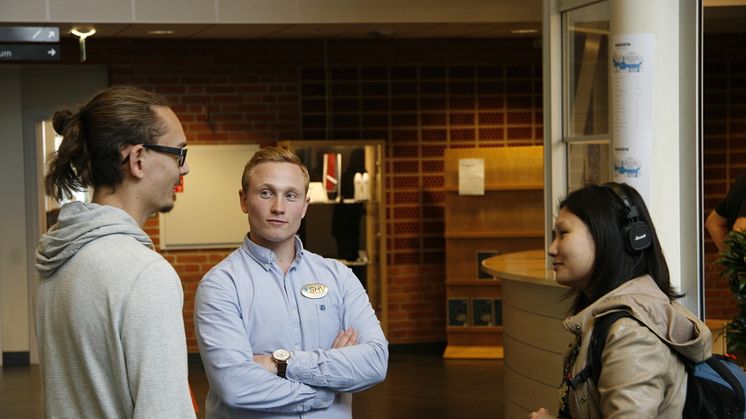 Studenten Hampus (till vänster) blev intervjuad av radion under sin första dag på högskolan.