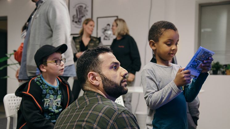 Massive startar ett samarbete med Fryshuset i Malmö. På bilden Yousef Nouri från Massive Entertainment med barn på Fryshuset i Malmö.