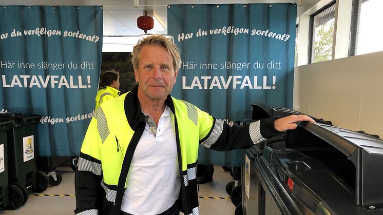 Göran Svensson, avfallsrådgivare NSR visar de mindre öppningarna på avfallskärlen, som bidrar till att de boende sorterar bättre.