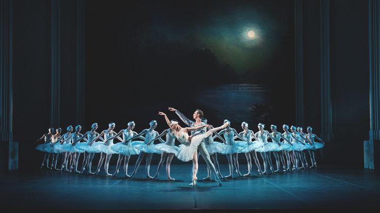 "Svansjön" med Kungliga Baletten. Foto: Kungliga Operan/Carl Thorborg