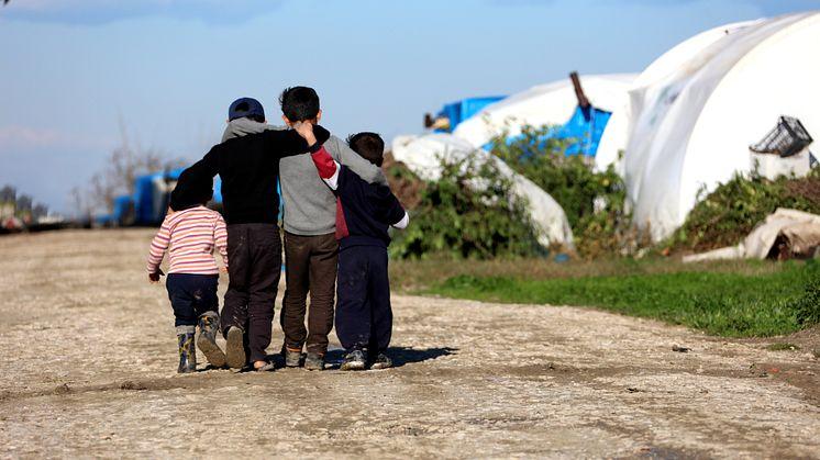 "Barn som flytt svält, krig och med traumatiska erfarenheter löper nu stor risk att utnyttjas i trafficking och exploatering på grund av EUs stängda gränser och misslyckade fördelning", skriver Sara Damber och Jacob Flärdh på Child 10.