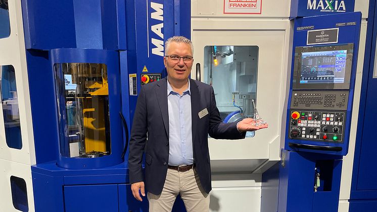 Thomas Hässel från Masentia med Eiffeltornet i aluminium som svarvats fram i en Matsuura MAM72.