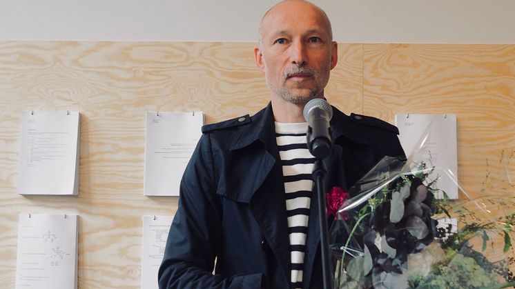 Vinner av Kistefos kunstpris for 2022, Øyvind Elvsborg, under prisutdelingen. 