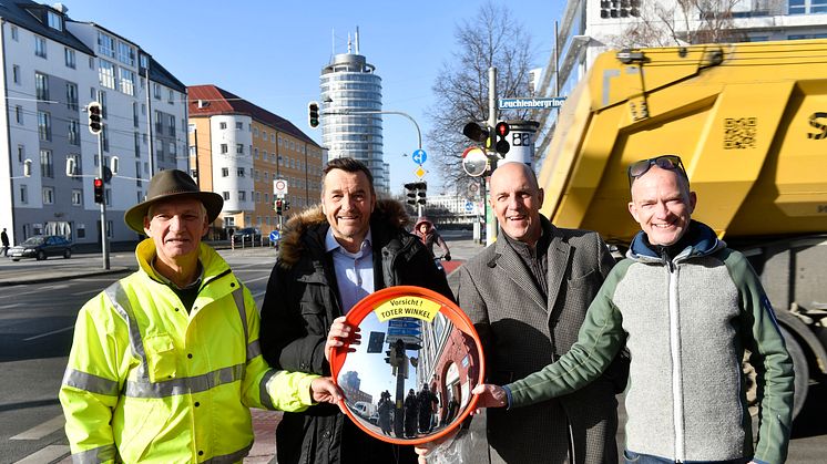 v.l.: Ulrich Willburger - Erfinder der Trixi Spiegel, Dr. Thomas Böhle - KVR-Chef, Stefan Hattenkofer - Vorstandsmitglied SSKM, Mike Thiel - Moderator von Radio Gong.