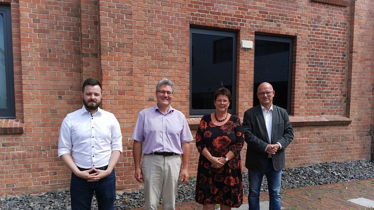 Laborleiter Philipp Franke (BIOMES), Professor Marcus Frohme (TH Wildau), Wildaus Bürgermeisterin Angela Homuth und Landrat Stephan Loge (v. l.) auf dem Campus der TH Wildau. (Foto: Mike Lange)