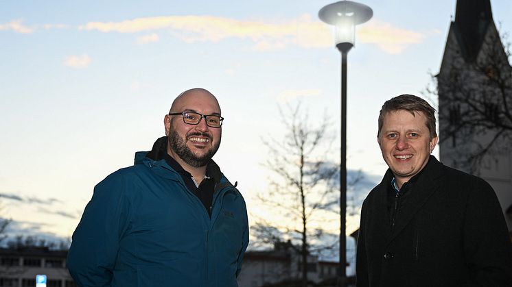 LEW-Kommunalbetreuer Stefan Stölzle (li.) und Thannhausens Bürgermeister Thannhausen Alois Held: Die Stadt Thannhausen hat Zusammen mit den Lechwerken (LEW) ihre Straßenbeleuchtung modernisiert. (Foto: Thorsten Franzisi / LEW)