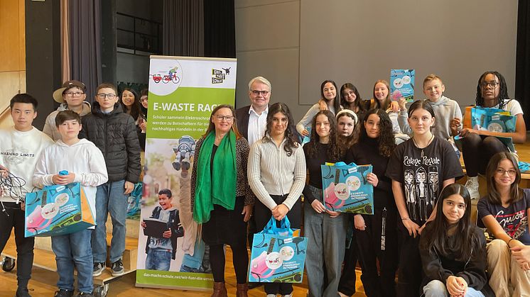 Brigitta von Bülow, Bürgermeisterin der Stadt Köln, und Bernd O. Engelien, Vorstand Zurich Kinder- und Jugendstiftung, mit Schülerinnen und Schülern des Städtischen Gymnasiums Thusneldastraße beim Auftakt des E-Waste Race Köln