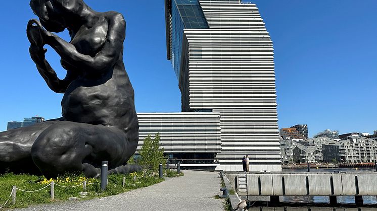 ﻿﻿﻿For ett år siden fikk Oslo en ny mor. Skulpturen kan tolkes som et bilde på MORSKAP og omsorg, et menneskelig tema som berører mange, på ulike måter. Foto: Anne-Line Aaslund