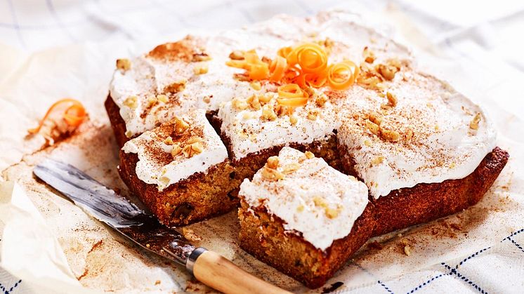 Morotskakan är bakad med morötter, socker och vetemjöl – allt från inhemska odlingar.