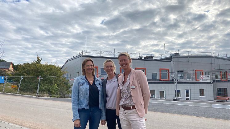 Parkdalaskolans rektorer framför nya skolan - Ulrika Lundin, Petra Granlund och Camilla Radovan
