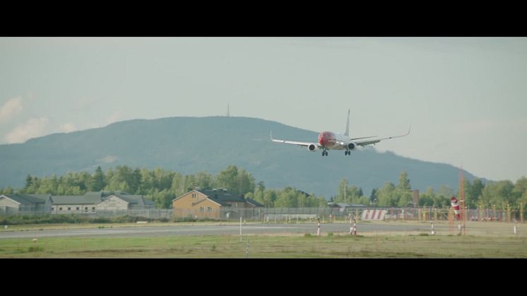 Boeing 737-800 lander på OSL