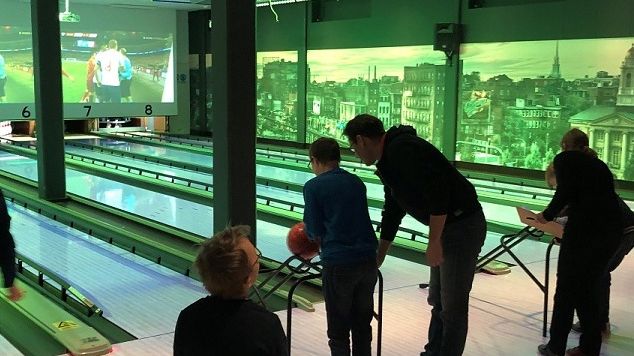 Svenska downföreningen Östergötland bjuder på bowling lördag