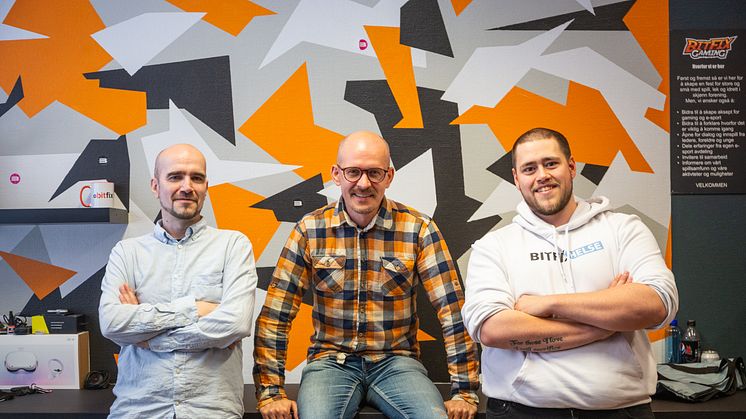 Fra venstre: Geir Ove Røe, grunnlegger av e-sportklubben Bitfix, Lasse Holanger, lege og grunnlegger av Bitfix Helse, og Mikael Johansen, daglig leder i Bitfix Helse. Foto: Nadia Caroline Andersen