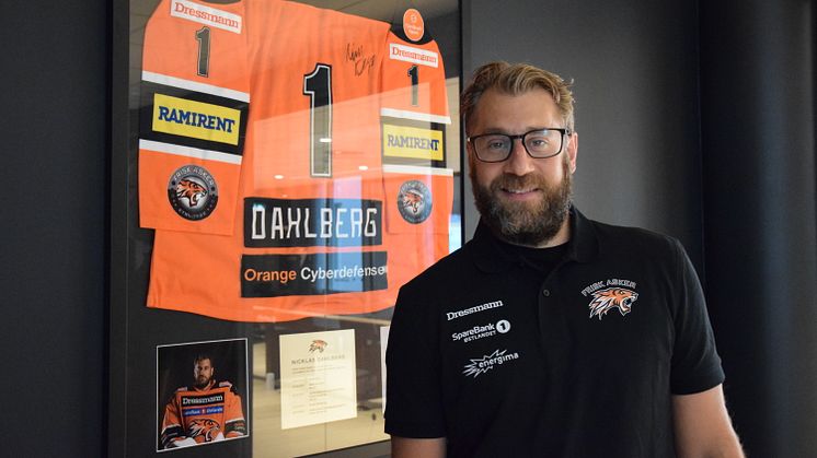 Nicklas Dahlberg tok seg en tur innom kontoret til Orange Cyberdefense og fant "seg selv" hengende på veggen,