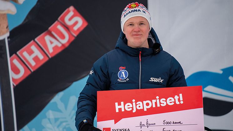 Axel Åslund från Åsarna tar emot Svenska Spels Hejapriset! i Gällivare