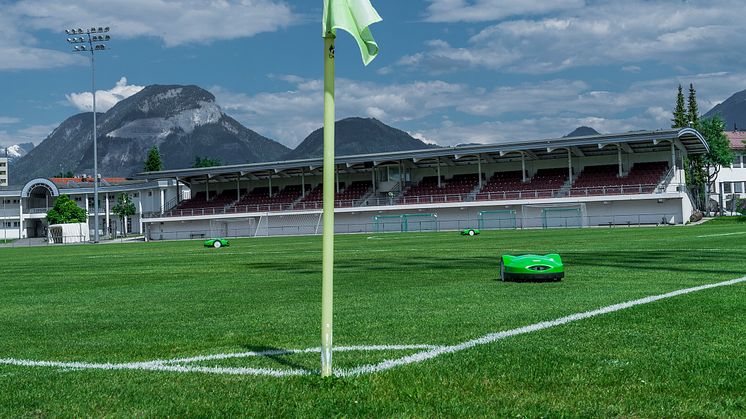 Golfbanor och fotbollsplaner tillsammans med andra stora grönytor kan lämpa sig för seriekopplade robotklippare.
