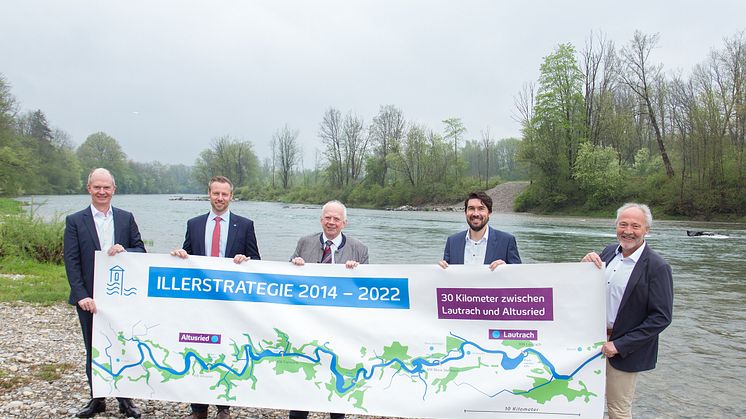 Dr. Dietrich Gemmel, Alex Eder, Prof. Dr. Martin Grambow, Michael Bohlinger, und Hans-Joachim Weirather an der Iller in der Nähe des Kraftwerks Maria Steinbach. (LEW AG / Christina Bleier)