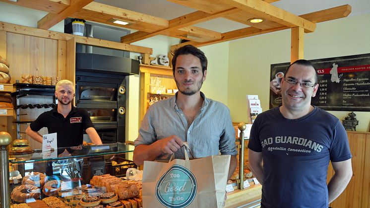 Too Good To Go: Axel Rösch und Bäckerei-Inhaber Patrick Schülke mit der 15.000. geretteten Mahlzeit in Seidels Klosterbäckei © Anna-Maria Ebermann